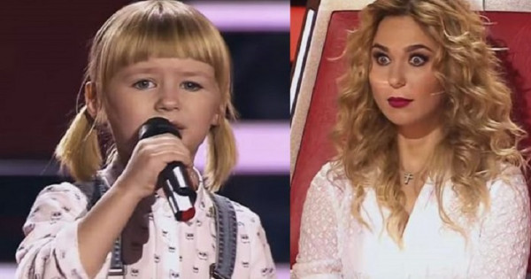 Ребенок с микрофоном. Девушка поет рисунок. Маленькая девочка с микрофоном. Клип с маленькой девочкой. Девушка поет рисунок.