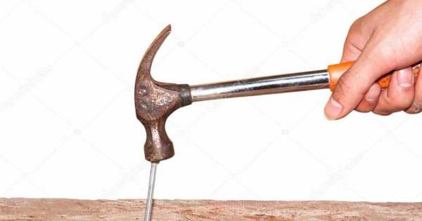 молотком ударяют по шляпке гвоздя площадью 3