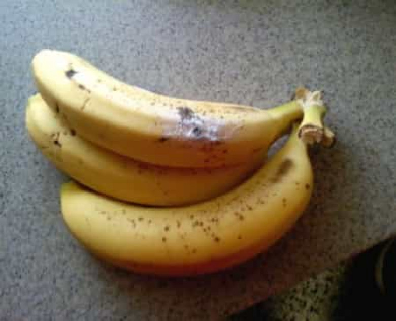 Почему чернеют бананы. Банан с пятнами. Коричневый банан.