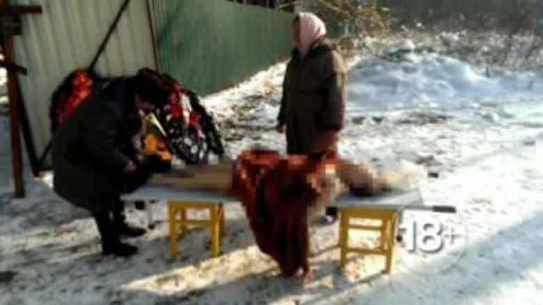 Мертвых людей моют. Вода которой мыли покойника. Вода которой мыли покойника. Мертвых людей моют. Как купают мертвых людей.