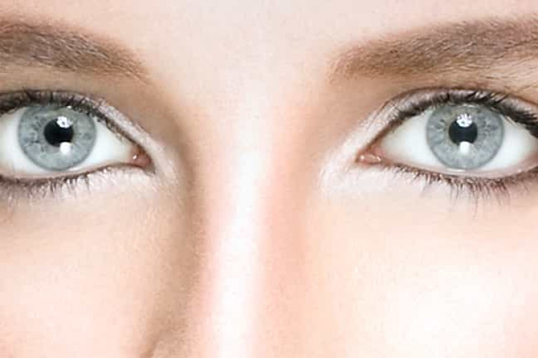 Серо голубые глаза. Серый цвет глаз. Серых глаз в том. Цвет украшений к серым глазам. Серых глаз в том.