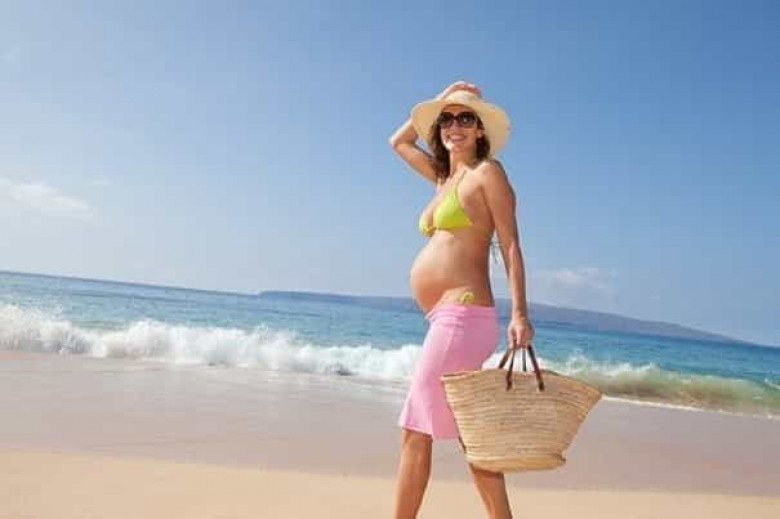 Можно ли беременным загорать на солнце. Беременные на пляже. Беременные женщины на пляже.