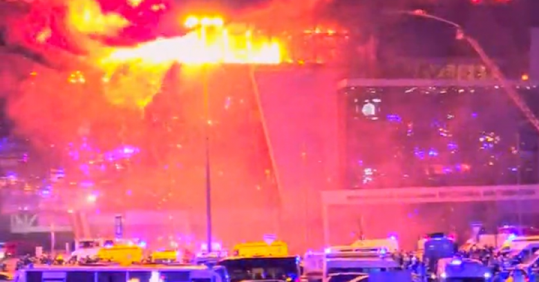 Past.am | «Կրոկուս Սիթի Հոլ»–ի վերևի հարկն ամբողջությամբ այրվել է, տանիքը  փլուզվում է (տեսանյութ)